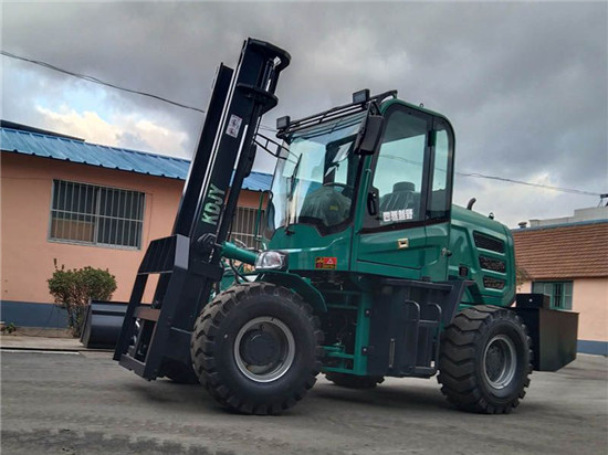 Cross country forklift truck (8)